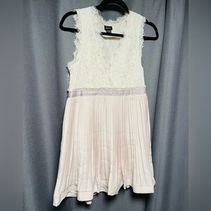 Rue 21 dress
Neutral color
Laced pleated
V neck - Large